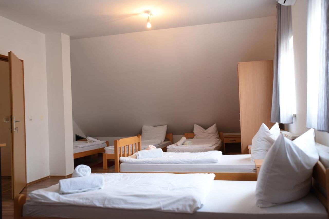 Prenociste Dzinic Hotel Zupanja Exterior foto