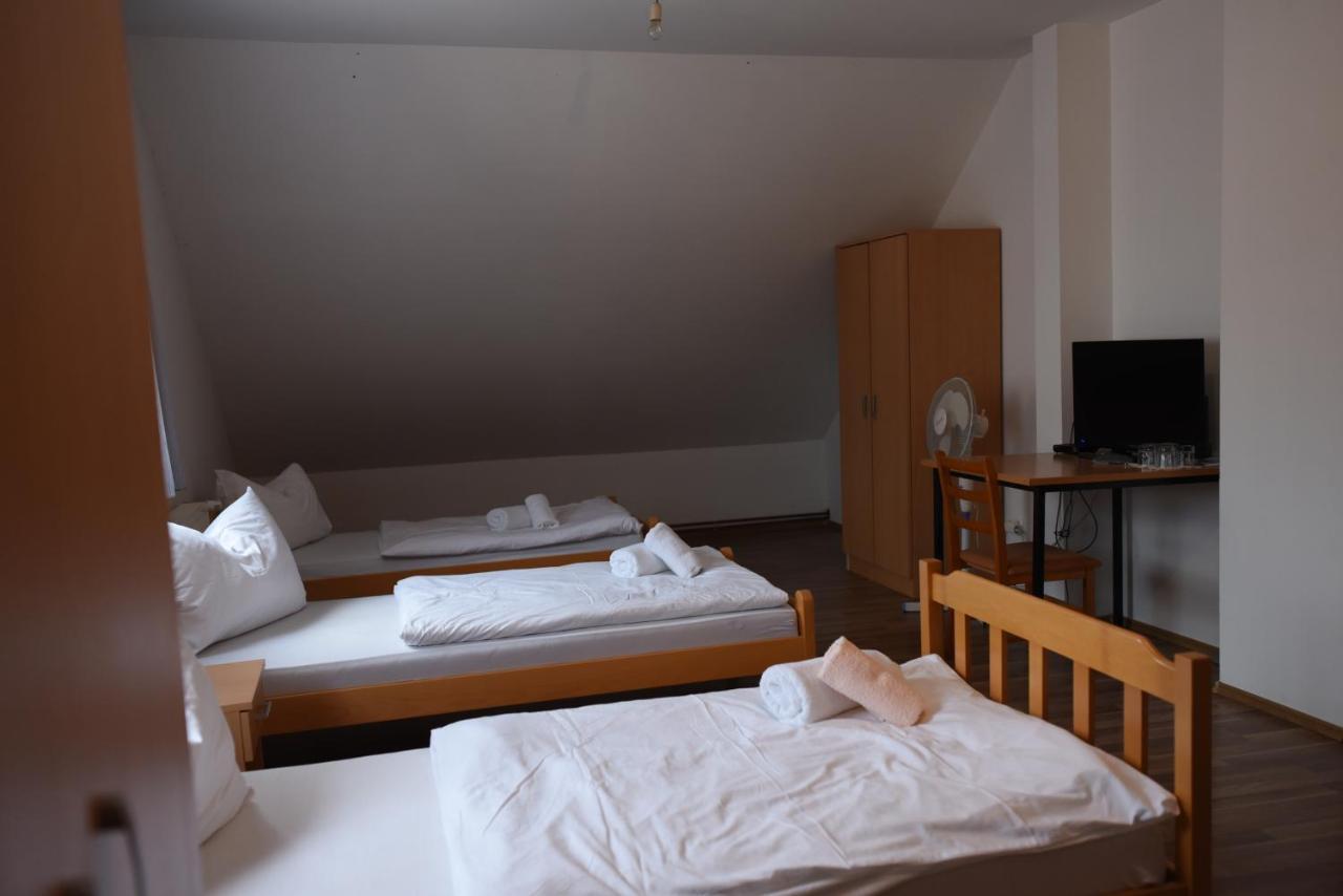 Prenociste Dzinic Hotel Zupanja Exterior foto