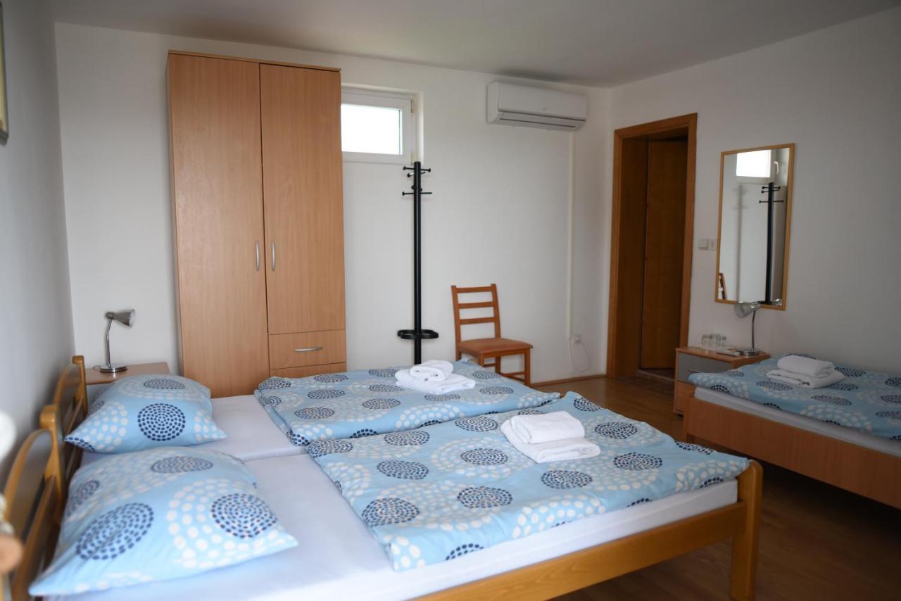 Prenociste Dzinic Hotel Zupanja Exterior foto
